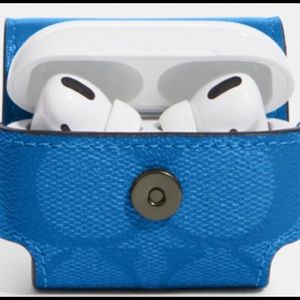New Coach Wireless Earbud AirPods Case in Leather With Lanyard Attached